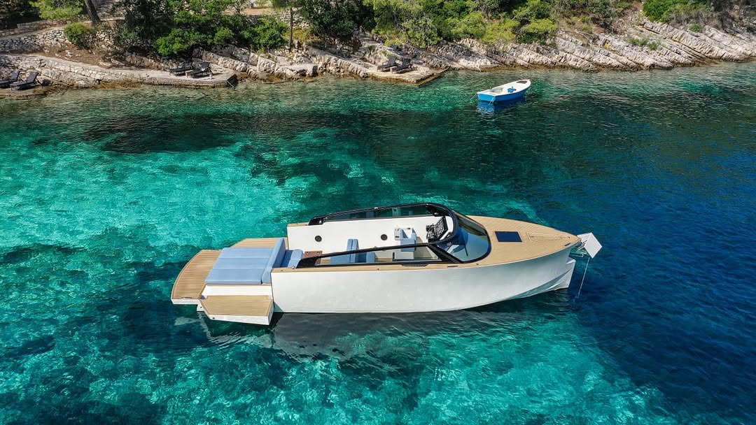 Pelagosa 33 side view